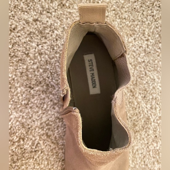 NWOT STEVE MADDEN Sand Suede Chelsea Boots - Picture 5 of 9